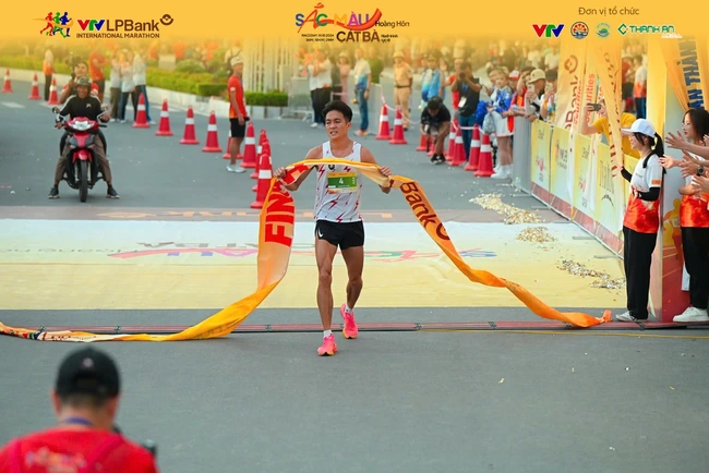 Lương Đức Phước vô địch cự ly 10km của nam Giải Marathon Quốc tế VTV LPBank