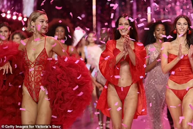 Victoria's Secret Fashion Show 2024 bị chỉ trích "màn diễn nhàm chán nhất từ trước đến nay" - Ảnh 1.