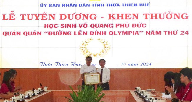 Khen thưởng Quán quân “Đường lên đỉnh Olympia” năm 2024 - Ảnh 2.